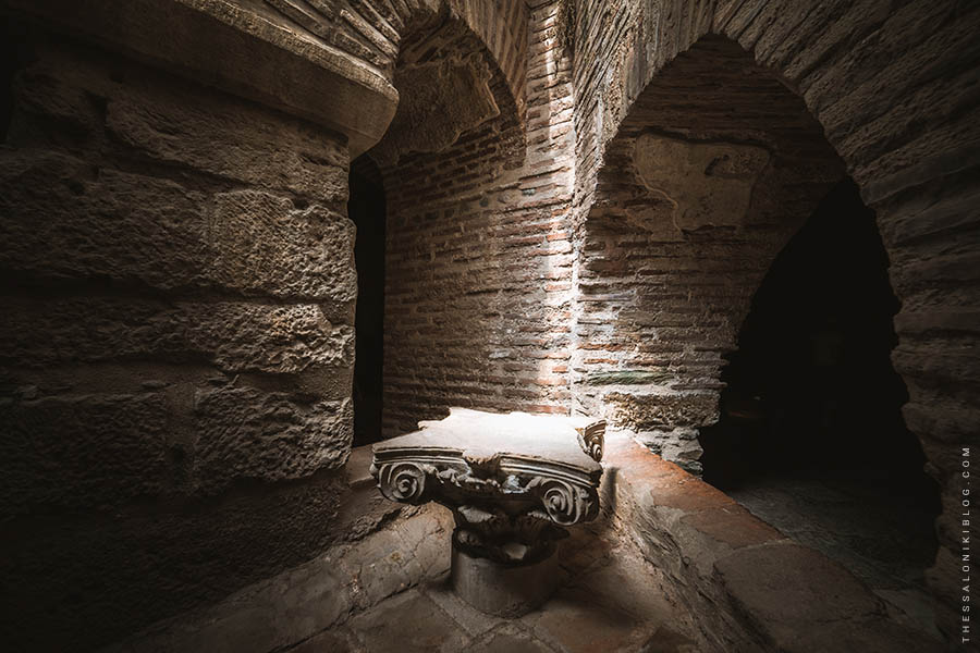 Θεοδοσιανό κιονόκρανο φωτισμένο από άνοιγμα στην οροφή της κρύπτης του Αγίου Δημητρίου Θεσσαλονίκης (UNESCO)