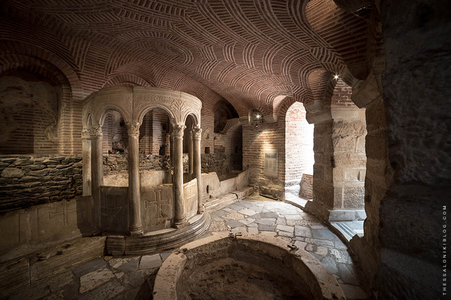 Άποψη της πηγής στο κέντρο της κρύπτης του Αγίου Δημητρίου Θεσσαλονίκης (UNESCO)